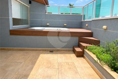 Cobertura de 255 m² com 3 dormitórios, 1 suíte, cozinha planejada, 2 vagas e área gourmet com churrasqueira.