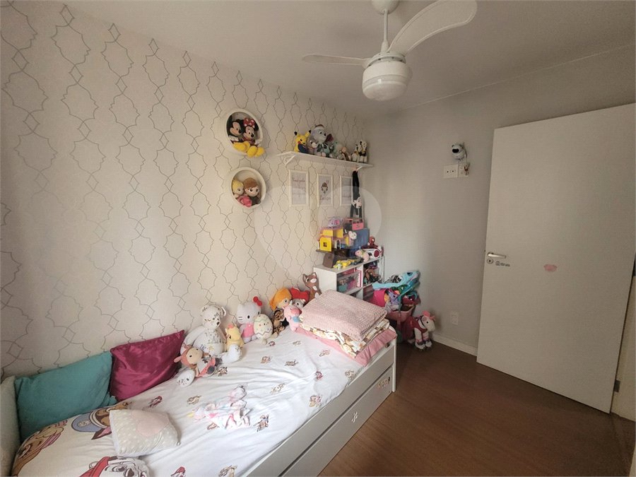 Apartamento de 03 dormitórios totalmente reformado com 02 vagas de Garagem escrituradas e livres.