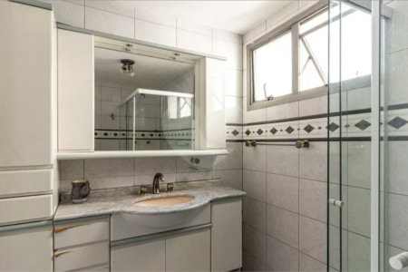 Este elegante apartamento em Higienópolis oferece 224m² de área muito bem distribuída, perfeito para quem valoriza conforto