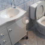 Sobrado com 3 dormitórios, sendo 2 suítes, uma delas master.