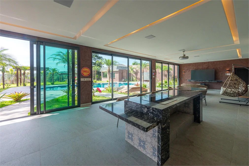 Casa à venda com 4 suítes no condomínio Vale da Santa Fé, Vinhedo - SP