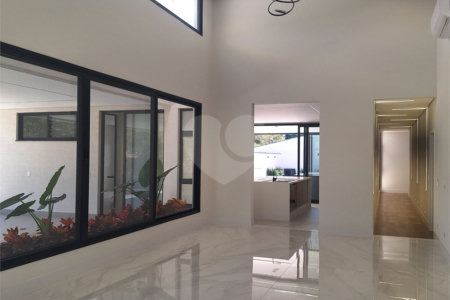 Casa a venda com 04 suítes área gourmet e 6 vagas para autos em condominio fechado Atibaia