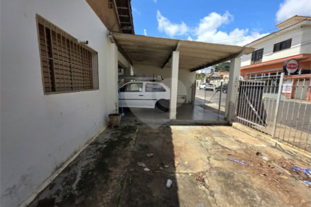 Casa térrea à venda com amplo quintal e grande potencial na Vila Nery
