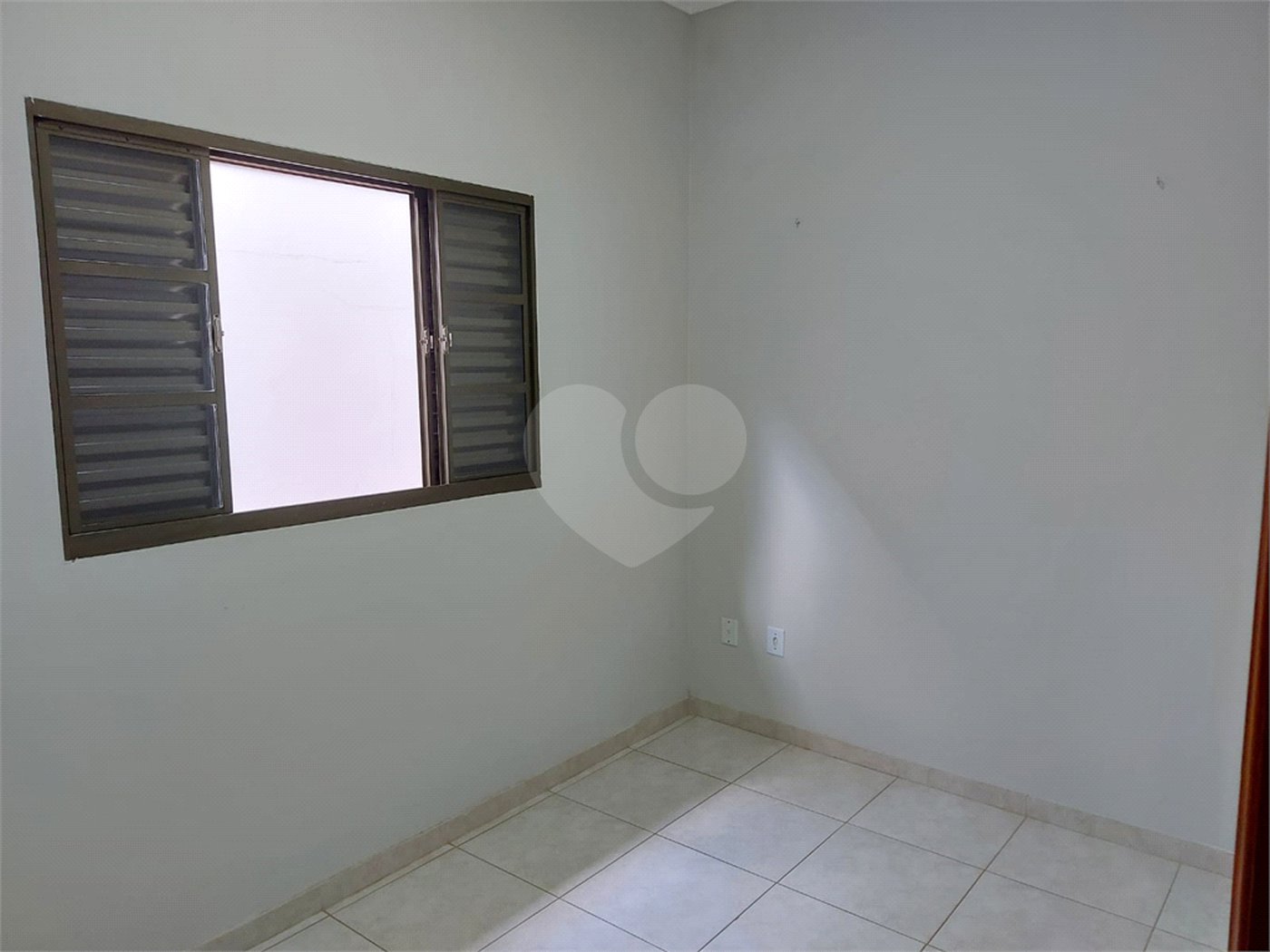 Casa Térrea com 2 dormitórios, sendo 1 suíte.