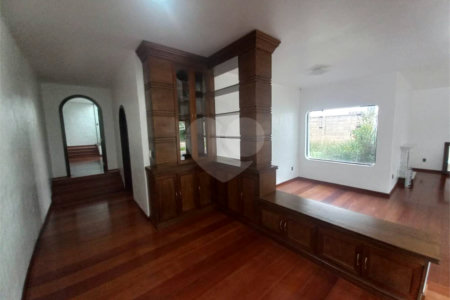 Casa térrea no Condomínio Faber I.