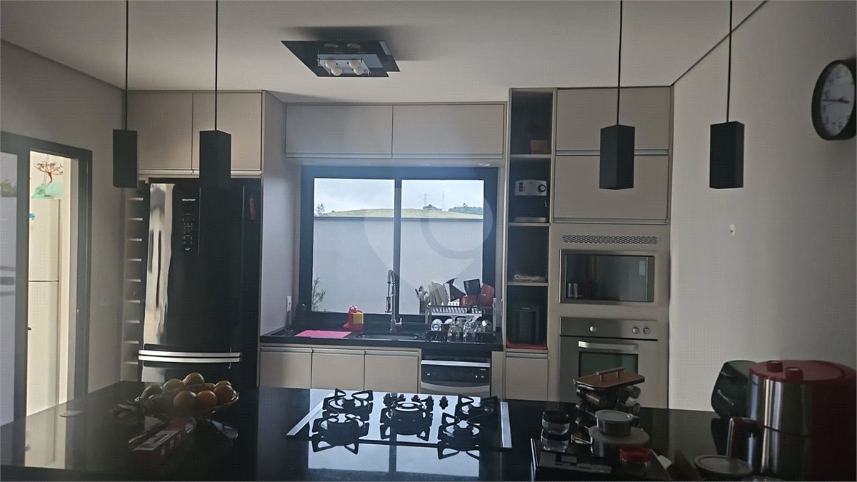 Linda casa em condomínio fechado, unindo conforto, lazer e segurança para você e sua família!