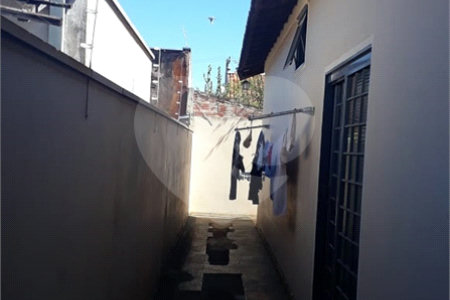 Sobrado com 3 dormitórios, sendo 2 suítes, uma delas master.