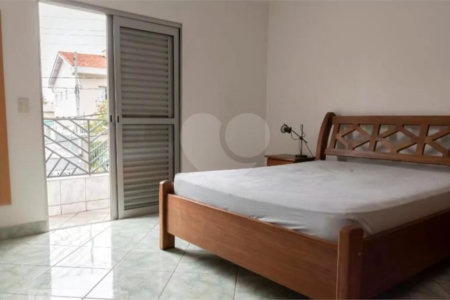 Sobrado no Jabaquara com 280m², 3 dormitórios, quintal amplo, varanda e 3 vagas de garagem.