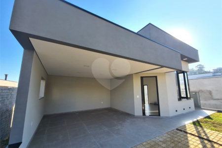 Casa à Venda em Condomínio na Cidade de Louveira/SP