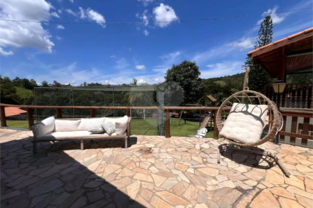Chácara com excelente infraestrutura, contendo casa com 8 dormitórios, 900 m² de área construída, área total de 3000m², piscina adulto e infantil, churrasqueira, quadra gramada de futebol - Rio Acima - Atibaia/SP 900 m² Área construída 3.000 m² Área do terreno