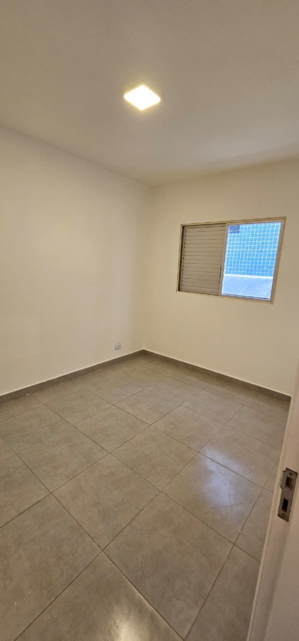 Apartamento de 01 Dormitório na Vila Caiçara — 200 m do Mar