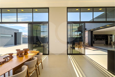 Indaiatuba - Quintas da Terracota - 1252 m² de terreno - casa térrea com 514 m² de área construída -3 vagas de garagem cobertas e 3 descobertas Lavabo - Sala de estar e jantar amplas e integradas - Escritório privativo - Cozinha toda equipada com geladeira, forno, micro-ondas, lava-louças,