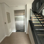 Sobrado de alto padrão no Swiss Park, totalmente reformado, com 4 suítes, piscina, elevador, espaço gourmet, 4 vagas e condomínio com lazer completo.