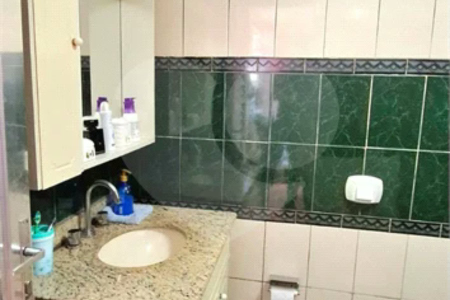 Excelente Sobrado eom ótima localização. Venha fazer uma visita.