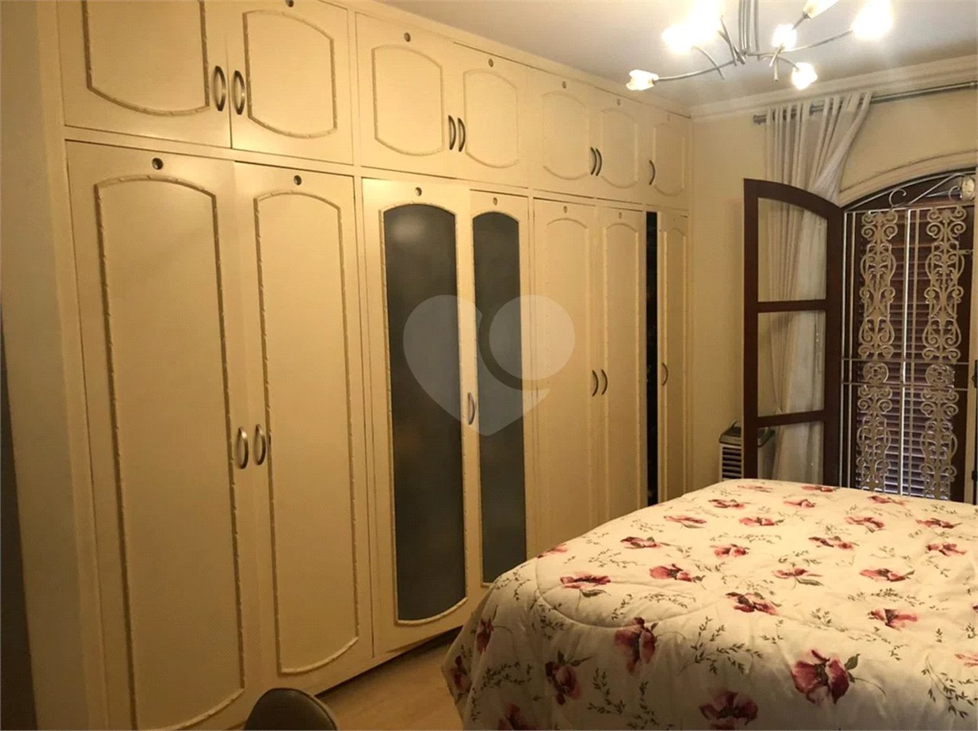 Sobrado com 363m² à venda no Alto da Moóca - 3 suítes e 6 vagas.