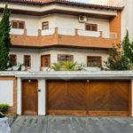 Casa à venda com 6 dormitórios, 3 suítes, piscina, área gourmet, hidromassagem, lareira, varanda e 6 vagas de garagem. Conforto e lazer para toda a família!