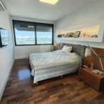 Este amplo apartamento de 290 m², completamente reformado, reúne sofisticação,