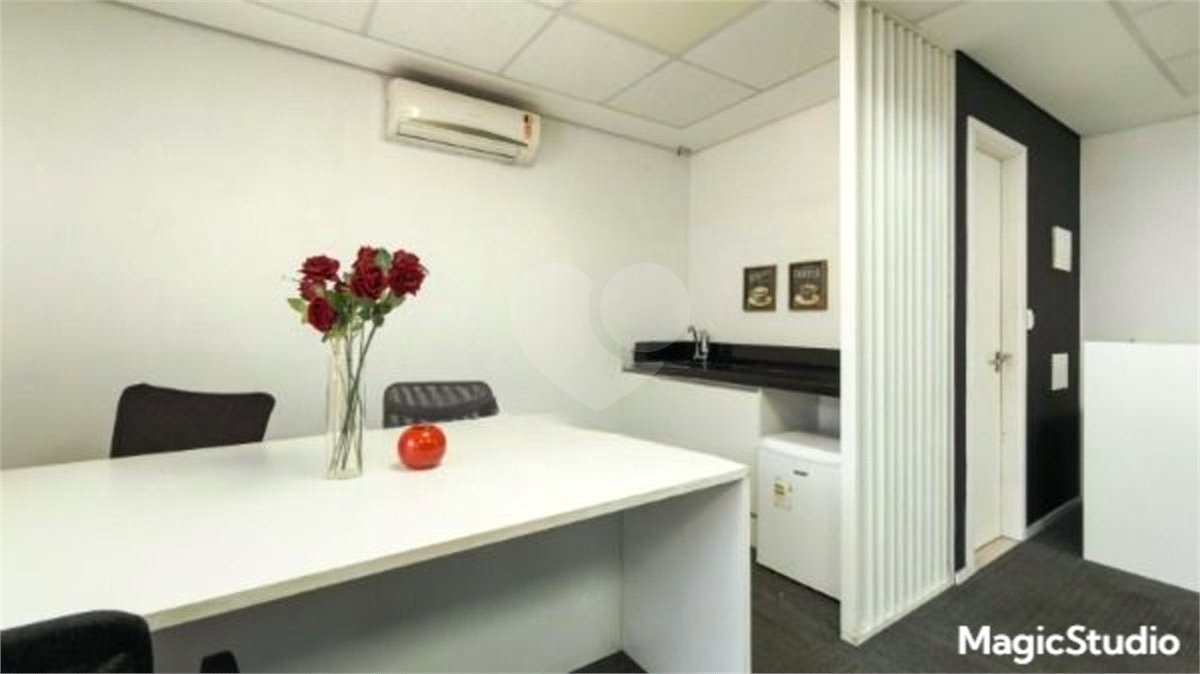 Sala comercial com 35m², 1 vaga, 1 banheiro, à venda na Barra Funda.