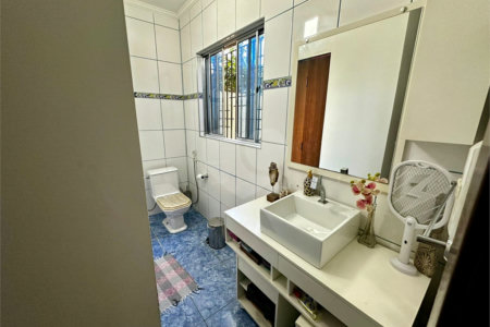 Casa com Piscina e Churrasqueira | 2 Suítes | Edícula | 3 Vagas | 275m²