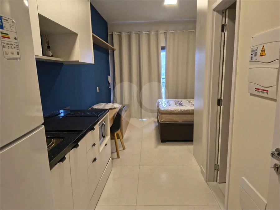 Studio completo, em frente ao Metro Borba Gato.