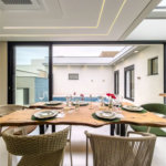 Casa Térrea – Condomínio Maria Cândida - 300 m² de terreno - 212 m² de área construída - 4 vagas de garagem, sendo 2 cobertas - Sala de jantar e estar integradas, com pé-direito duplo e cortina - 3 suítes com ar-condicionado, sendo 1 master com closet – planejado – Roupeiro – Escritório - Cozinha