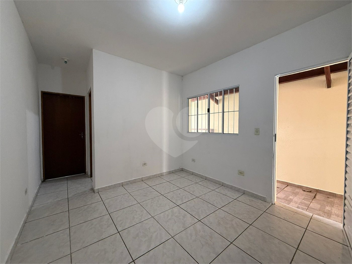 Casa térrea em Atibaia com 2 dormitórios, 2 vagas de garagem, quintal nos fundos, aceita financiamento