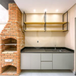 Indaiatuba - Jardim Bom sucesso - Área total: 150m² - Área construída: 115m² - 3 dormitórios sendo 1 suíte com armário planejado;Sala para dois ambientes; Banheiros com box gabinetes e espelhos; Área gourmet com churrasqueira a carvão e móveis planejados; Lavanderia coberta; Ar condicionado na sala