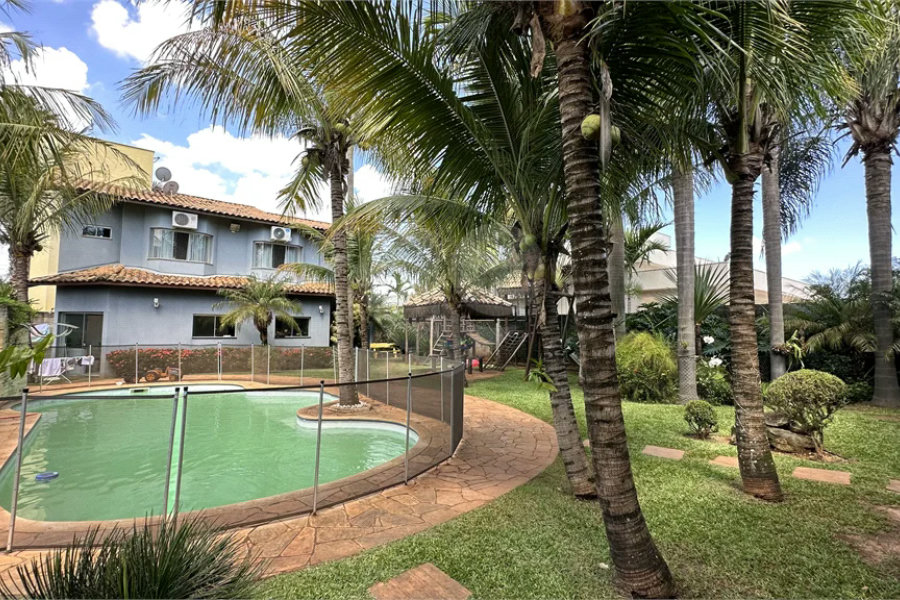 Casa em Condomínio Fechado com 4 suítes e área de lazer completa.