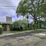 CASA EM RUA FECHADA NA REGIÃO DO MORUMBI / REGIÃO DO CLUBE PAINEIRAS