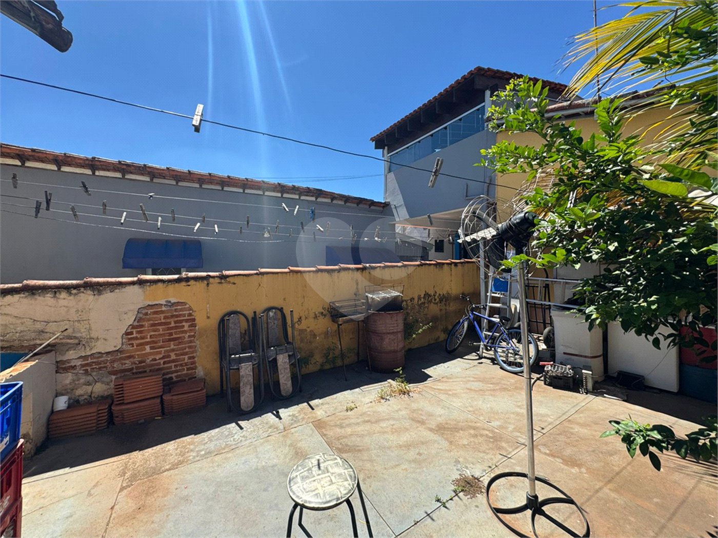 Casa com salão comercial, á venda, em São Carlos-SP.