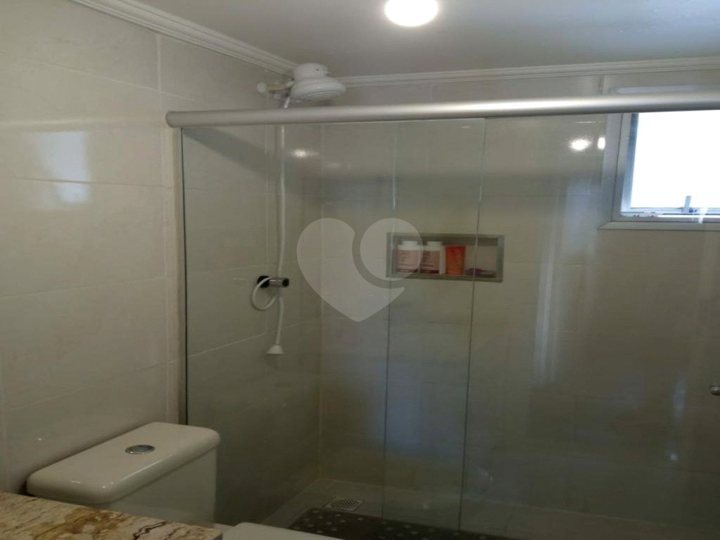 Lindo apartamento, muito bem conservado, com bom espaço interno.