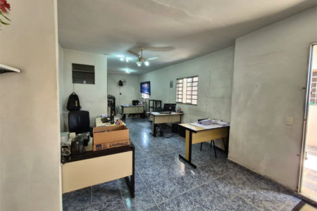 Sobrado Amplo à venda com 4 Quartos (2 Suítes) – Ideal para Uso Residencial ou Comercial