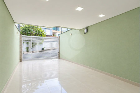 Sobrado geminado com 185 m², 3 suítes, closet, 4 vagas, área gourmet, sótão, energia solar, aquecimento de água e sistema completo de segurança.