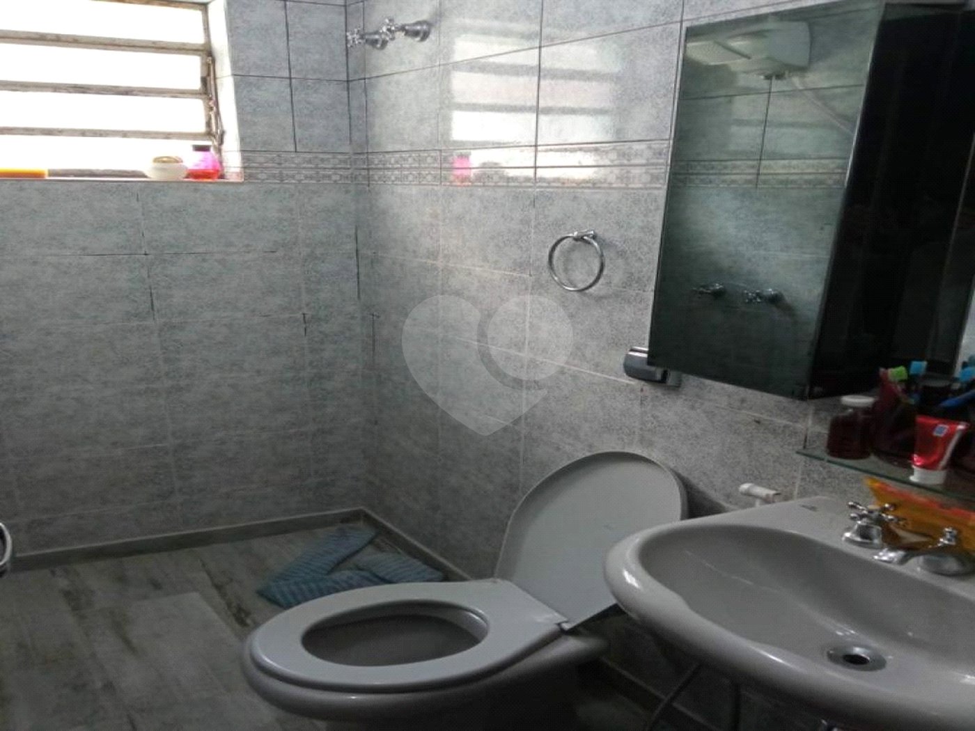 Ótimo sobrado, com amplo espaço interno (127m2), possuindo 03 dormitórios (01 suíte),