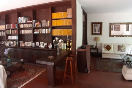 Sobrado em estilo Tudor com edícula independente à venda –