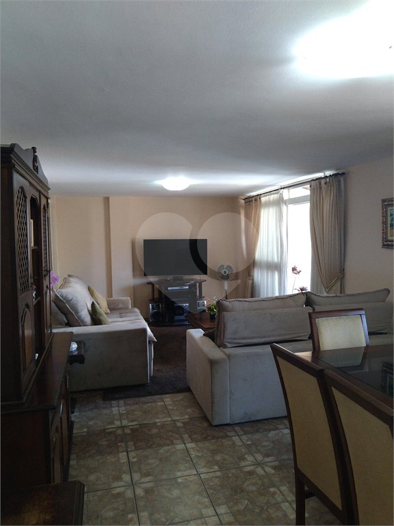 Apartamento duplex, espaçoso, ensolarado. Ideal para uma bela modernização.