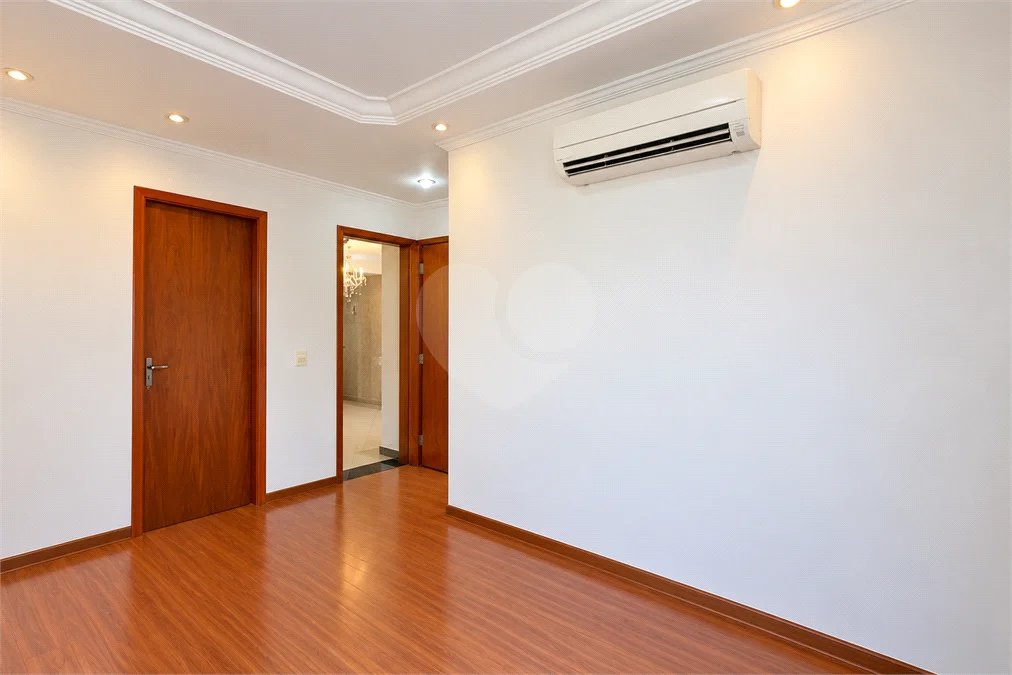 Cobertura duplex no Centro de São Bernardo do Campo, com 3 suítes, hidromassagem, mini spa, área gourmet e 2 vagas de garagem. Aceita permuta por apartamento de menor valor.