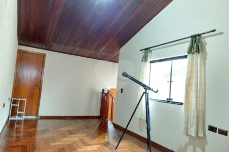 Casa com 324m², 4 dormitórios, sendo 1 suíte, 4 vagas, à venda no Jardim Las Vegas em Santo André.