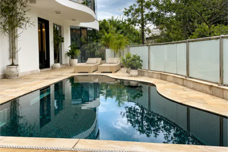 Mansão de 800 m² no Swiss Park, em São Bernardo do Campo, com 4 suítes, piscina, área gourmet, sauna e lazer completo em condomínio de alto padrão.