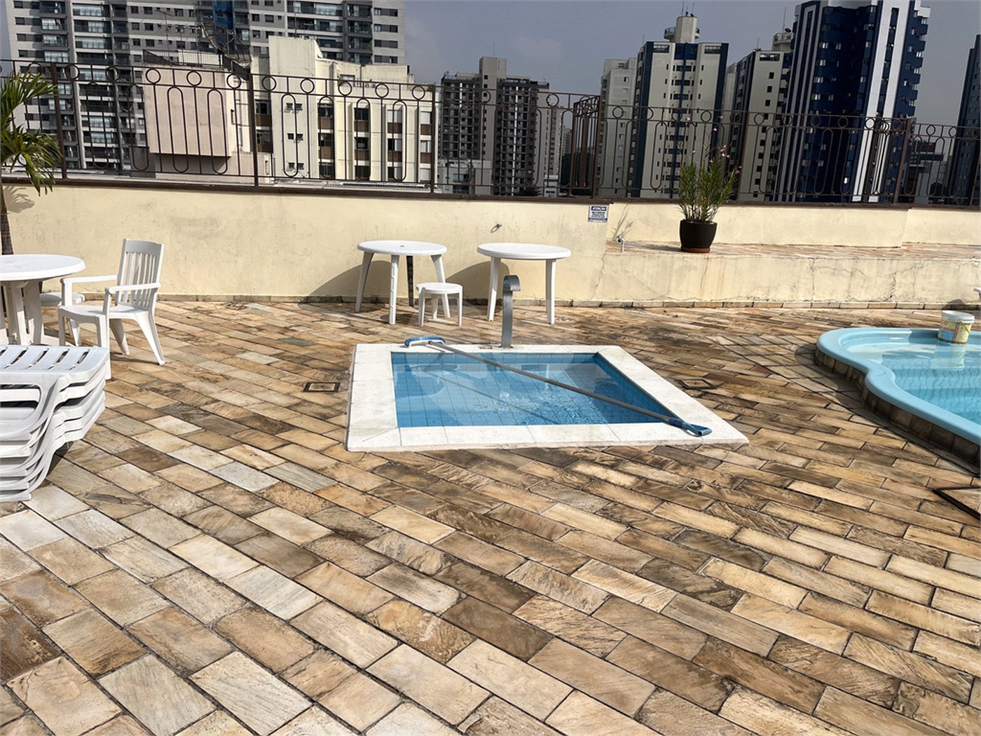 Apartamento de 01 dormitório com terraço e vaga perto do metrô