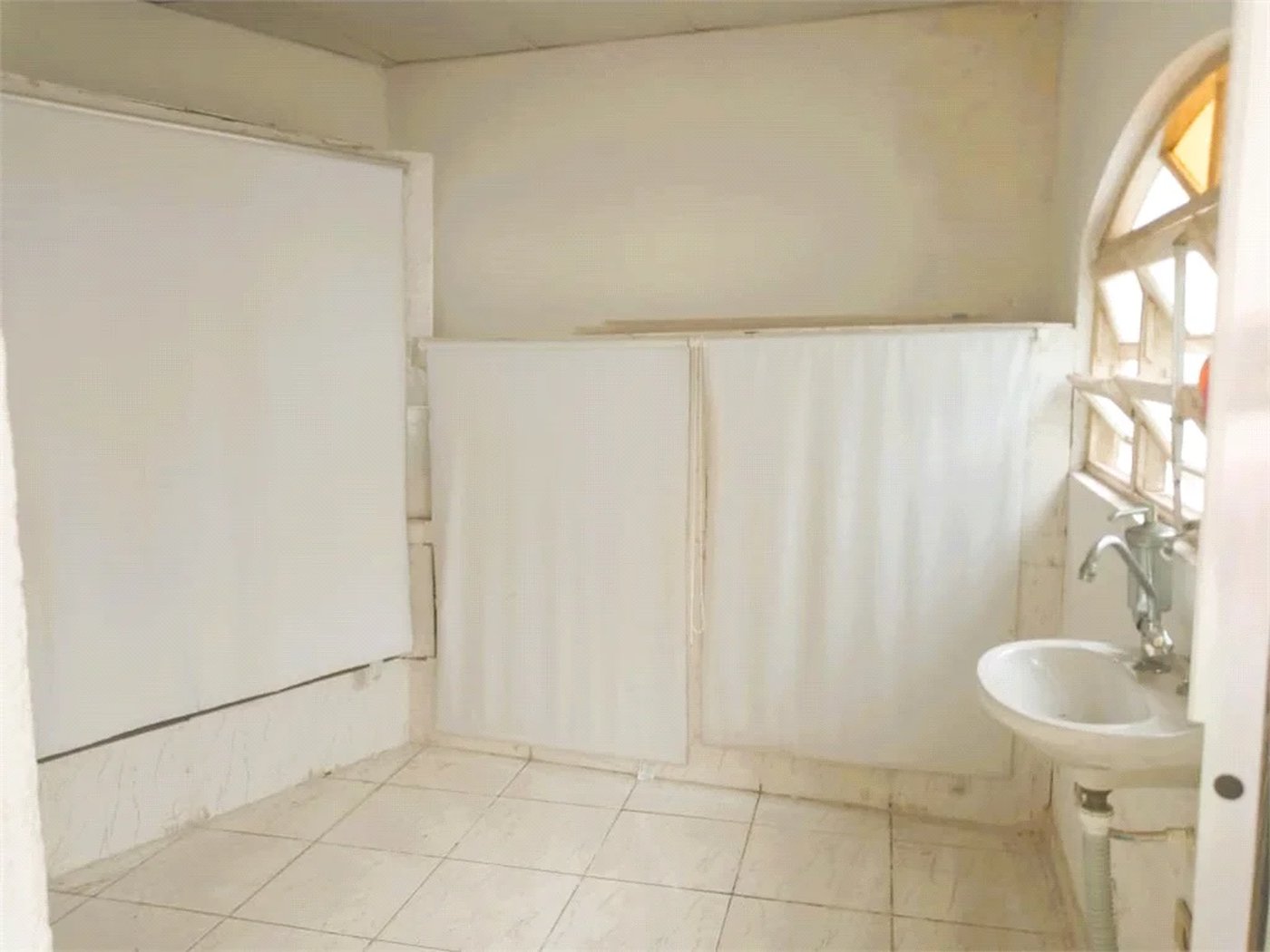 Casa à venda ou para alugar com 7 quartos, sendo 2 suítes,  em Jardim Peri Peri, São Paulo, SP