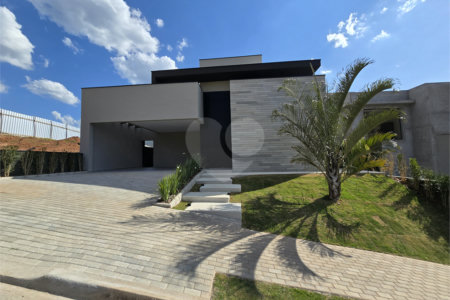 Maravilhosa Casa térrea em condomínio fechado no Portal Lamis, com 3 suítes, piscina privativa e persianas elétricas em excelente condomínio com salão de festas, piscina, quadras de tênis, beach tênis e campo de futebol. Vista cinematográfica da Pedra Grande.