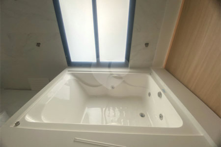 Casa à Venda no Condomínio Damha III