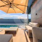 Indaiatuba - Quintas da Terracota - 1252 m² de terreno - casa térrea com 514 m² de área construída -3 vagas de garagem cobertas e 3 descobertas Lavabo - Sala de estar e jantar amplas e integradas - Escritório privativo - Cozinha toda equipada com geladeira, forno, micro-ondas, lava-louças,