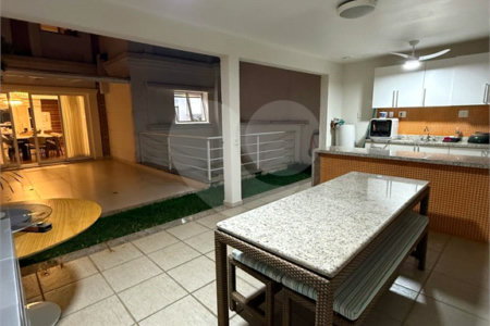 Casa em Condomínio à Venda no Brooklin Paulista com 437m² 4 suítes 5 banheiros 4 vagas