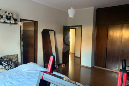 Casa térrea com 3 suítes.