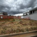 LOTE DE ESQUINA NO CONDOMINIO RESIDENCIAL DAMHA IV