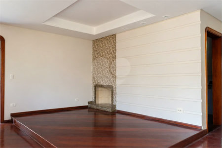 Casa à venda com 6 dormitórios, 3 suítes, piscina, área gourmet, hidromassagem, lareira, varanda e 6 vagas de garagem. Conforto e lazer para toda a família!