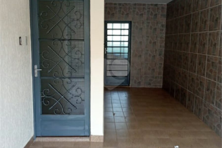 Casa térrea e espaçosa no centro da cidade por apenas R$370.000,00!!! Vamos agendar uma visita?