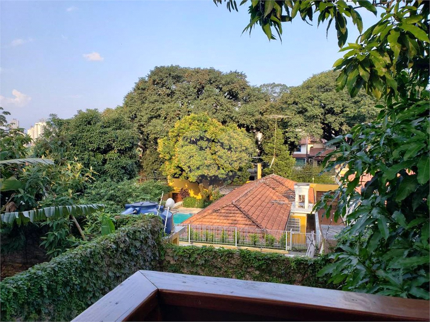 CASA COM 250m² 5 QUARTOS SENDO 3 SUITES COM 3 VAGAS